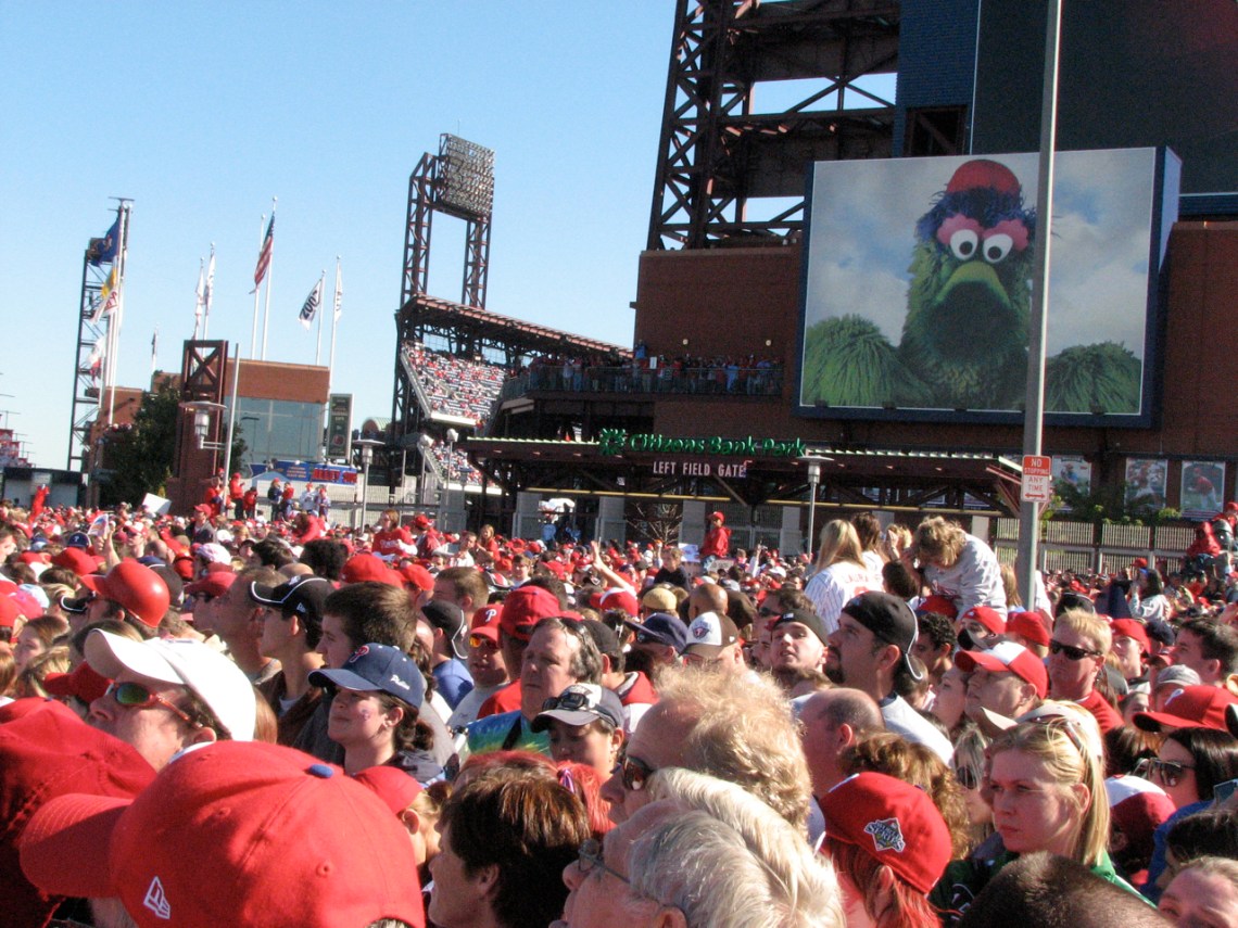 crowd-with-phanatic