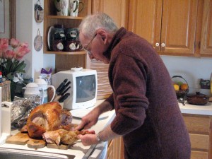 dad-cutting-the-turkey
